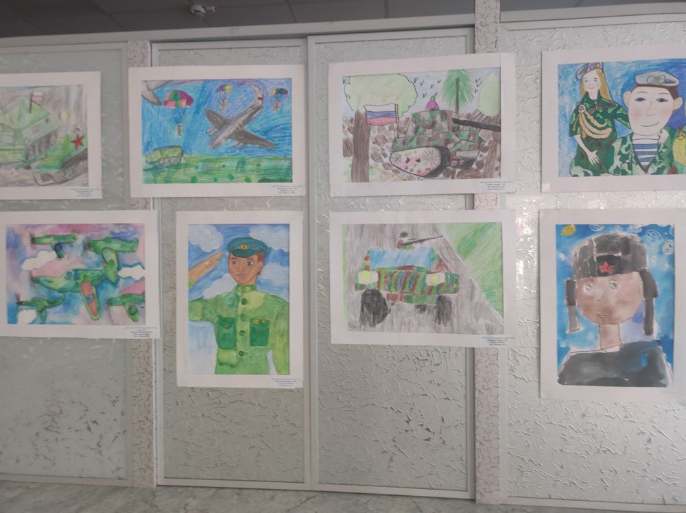 Во дворце открылась выставка рисунков "Войска России - наша сила" 