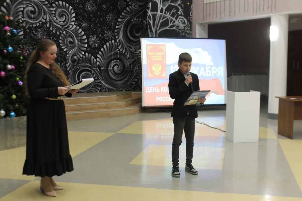Накануне Дня Конституции во дворце торжественно вручили паспорта школьникам Ленинского района